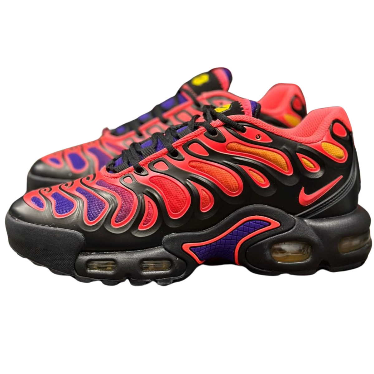 Nike Air Max Plus Drift Zapatillas Hombre: Comodidad y Estilo en Onlineshopping ¿Buscas unas zapatillas que combinen estilo y comodidad? Las Nike Air Max Plus Drift Zapatillas Hombre son la opción perfecta para ti. En Onlineshoppingcenterg , tenemos la mejor selección de este modelo icónico, ideal para quienes buscan un look moderno sin sacrificar el confort.  ¿Por qué elegir las Nike Air Max Plus Drift Zapatillas Hombre? 1. Diseño y estilo únicos Las Nike Air Max Plus Drift Zapatillas Hombre destacan por su diseño vanguardista que atrae todas las miradas. Inspiradas en el clásico Nike Air Max Plus 3 , estas zapatillas ofrecen un toque de modernidad con detalles únicos que las diferencian de otros modelos.  2. Comodidad insuperable La tecnología Air Max en las Nike Air Max Plus Drift Zapatillas Hombre proporciona una amortiguación superior, haciendo que cada paso sea cómodo. Ya sea que camines por las calles de Bogotá o por cualquier ciudad del mundo, estas zapatillas te mantendrán cómodas todo el día.  3. Versatilidad para cualquier ocasión Tanto si estás buscando un par de zapatillas para un look casual como para algo más deportivo, las Nike Air Max Plus Drift Zapatillas Hombre son increíblemente versátiles. Puedes combinarlas con jeans, shorts o incluso ropa de gimnasio para un estilo que siempre se verá bien.